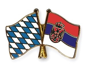 Freundschaftspin Bayern - Serbien mit Wappen